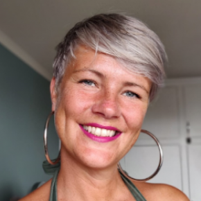 Holly Thomson, Adverity